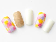 【365日ネイル】五月晴れの週末を楽しむ…大人ポップなポンポンアートネイル |