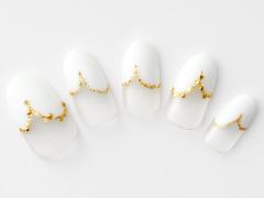 【365日ネイル】ゴールドラメラインが主役！エレガントな手元がかなう変形フレンチネイル