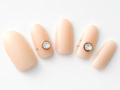 【365日ネイル】大粒ビジューをキラリ！上品に輝きを放つベージュネイル |