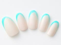 シンプルネイル夏のおすすめは？人気の青やフレンチ、シェルを使ったネイルデザインなど