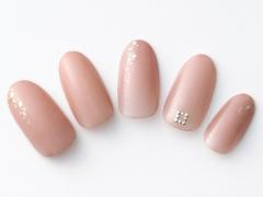 【365日ネイル】ＧＷ明けはクールに…躍動感のあるきらめきをトッピングしたシンプルベー