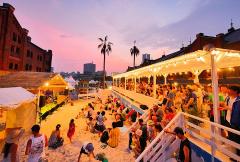 横浜赤レンガ倉庫「レッドブリックビーチ」67万人来場の人気夏イベント、週末はチルなビー