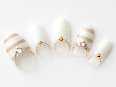 【365日ネイル】ビジューを上品に引き立てる…柔らかカラーのボーダーフレンチ |