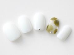 【365日ネイル】ラフなドットでクールカジュアルに…ホワイトに映えるカーキドットネイル