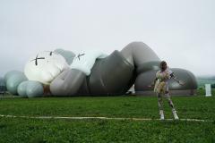 ローラ＆水原希子らが駆けつけた！KAWSの全長40メートル巨大アートが日本初上陸