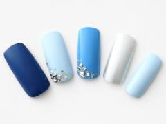 【365日ネイル】今年はクールな七夕の夜を…ブルーグラデで輝く大人な七夕ネイル |