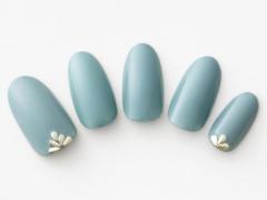 【365日ネイル】落ち着きのあるスモーキーブルーネイルで週明けをクールにスタート！ |