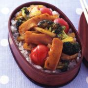 メインのおかずをご飯に乗せれば完成！簡単豪華な「のっけ弁当」レシピ10選 -