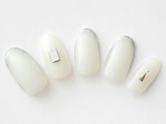 【365日ネイル】品良くエッジを効かせる！乳白マット×シルバーラメの“大人美”ネイル |