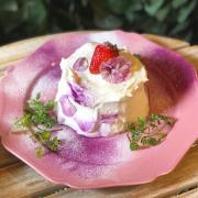 バチェラー柏原歩のカフェフード新作「ひんやりクリームチーズのパンケーキ」花といちご