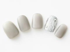 【365日ネイル】雨模様のようなストライプでクールダウン…モードなサンドグレーネイル