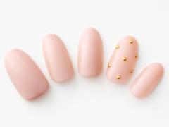 【365日ネイル】等間隔に並んだミニドットで愛嬌のあるピンクベージュネイルに |