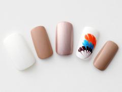 【365日ネイル】鮮やかなピーコック柄で夏モードに・・・華やぎベージュネイル |