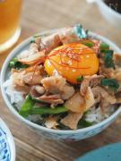 時短×洗い物も楽チン♡彼が本当に喜ぶ「ガッツリ系丼レシピ」 -