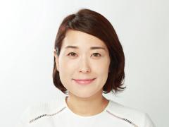 ウェットな質感でポンパドールを大人っぽく…髪の広がりを抑えながらフェイスラインをキ