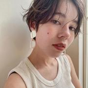 ショートヘア×ニュアンスパーマで、抜け感のあるナチュラルテイストに |