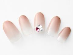 【365日ネイル】先端の極細ラメが美しさを引き立てる…シアーなベージュグラデネイル |