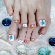 サンダルから覗く足先を華やかに！ ストーンアートネイル【ギ☆のセルフネイル手本帖】