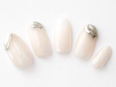 【365日ネイル】爪先ぷっくりが色っぽい！シンプルなのに女らしいバニラネイル |