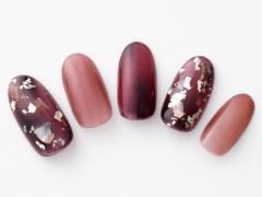 【365日ネイル】秋らしいワインレッドに抜け感をプラス・・・クリアな質感で魅せる“女っ