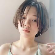 ヘルシームードに色気がチラリ！ 小顔見せ女っぽショートボブ |