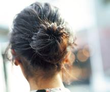 シニヨン13選｜簡単だけどおしゃれに見えるお団子、サイドまとめ、三つ編みアレンジのおす