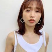前髪ありミディアムヘアでも大人っぽさを演出！　柔らかくラフな動きの愛されミディ |