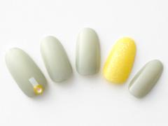 グリーンネイル13選！スモーキーカラーからフレッシュミントまで大人の緑ネイルデザインを