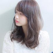 グレーアッシュ系ヘアカラーで透明感のある女に！美人度がアップするスモーキーなヘアが