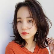 かきあげバング×毛先のラフな遊びが、今年顔のレイヤーミディ |