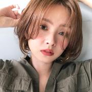 丸顔さんにおすすめ！ かき上げバングの小顔見せショートボブ |