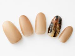 【365日ネイル】ほんのりアニマル調アートをアクセントに“今っぽ”ベージュネイル |