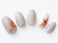 【365日ネイル】オレンジのアクセントで秋らしく♪　シャープな印象のライトグレーネイル