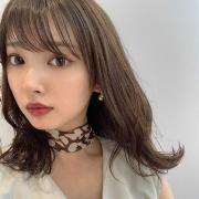 おろし流しバングで大人かわいく！　ウェットな質感の外ハネミディ |