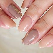 秋のあか抜け感♡「モカベージュネイル」で大人かわいい指先に -