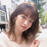 前髪ありの大人カジュアルミディは、レイヤーを入れてラフな動きをプラスするのが鍵！