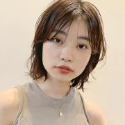         ウェット×抜け感のバランスがカギ！ モードな秋顔レイヤーボブ |