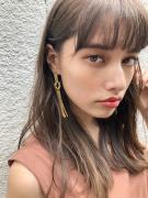         ほんのりカールが今っぽい、潤いベージュカラーの重軽シースルーヘア |