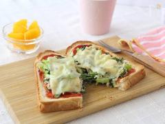 いつもより豪華な朝ごはんで笑顔に♡栄養満点な「ピザトースト」のレシピ10選 -