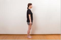 立ち方ひとつで、カラダは変わる！ たるみボディを脱出する、正しい姿勢の作り方|＠ビュー