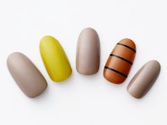 【365日ネイル】モードカラーをカジュアルダウン…雰囲気一新のボーダーアクセントネイル