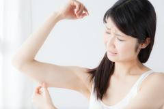 二の腕が冷たいのは「内臓型冷え症」!?食べ物、ツボ、マッサージで冷えを解消する!|＠ビュ
