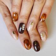         100均ネイルで超簡単！ 品よく仕上がるべっ甲ネイル【ギ☆のセルフネイル手本帖】