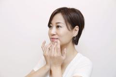 やり過ぎ、強過ぎ&hellip;なマッサージは老け顔の原因に⁉ プロに教わる正しい小顔術「スッ