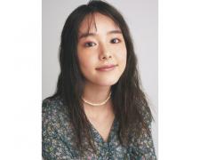 最新ヘアアレンジは“作り込まない”がおしゃれ！くせ毛風ウエーブ、アシメひとつ結び&