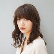 手間なしで決まる！前髪ありミディは、ラフなカール感の秋パーマで |