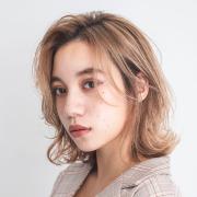 かきあげ前髪×抜け感の色気が魅力！大人おしゃれなウェーブミディ |