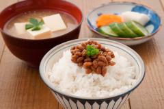 「納豆ごはんダイエット」！　キムチ、もち麦・・・食べ合わせて効果のある食材は？|＠ビ