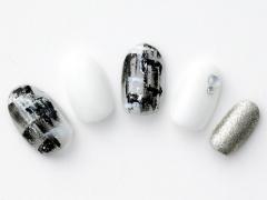 【365日ネイル】かすれ塗りでブラックを印象的に…遊び心のあるモノトーンネイル |