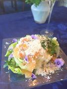 ナッツとエディブルフラワーの食感豊かなチアシードサラダ|＠ビューティーガール